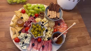 MAKING A MEAT AND CHEESE PLATTER!