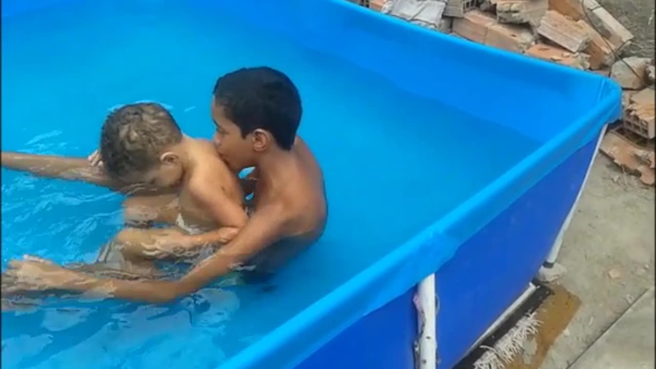 João brincando na piscina