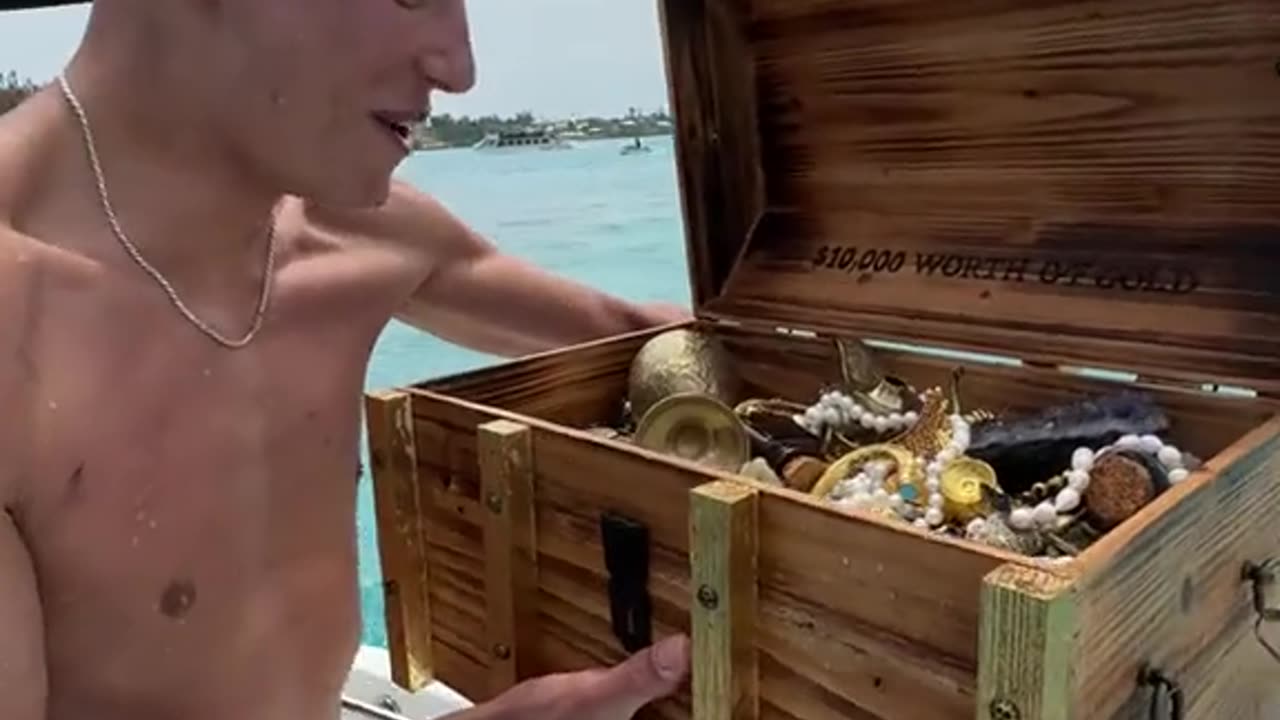 Mr beast giving 10000$ to random fan if he died the treasure 🤑 💰