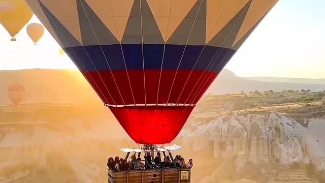 Hot air balloon can always bring pleasure to people