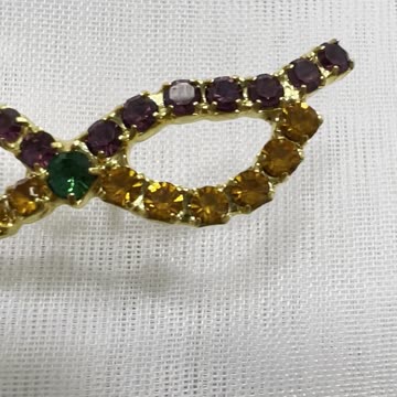 18KGP Masquerade Mask Tie Pin. Made with Swarovski Crystal. Stick Pin