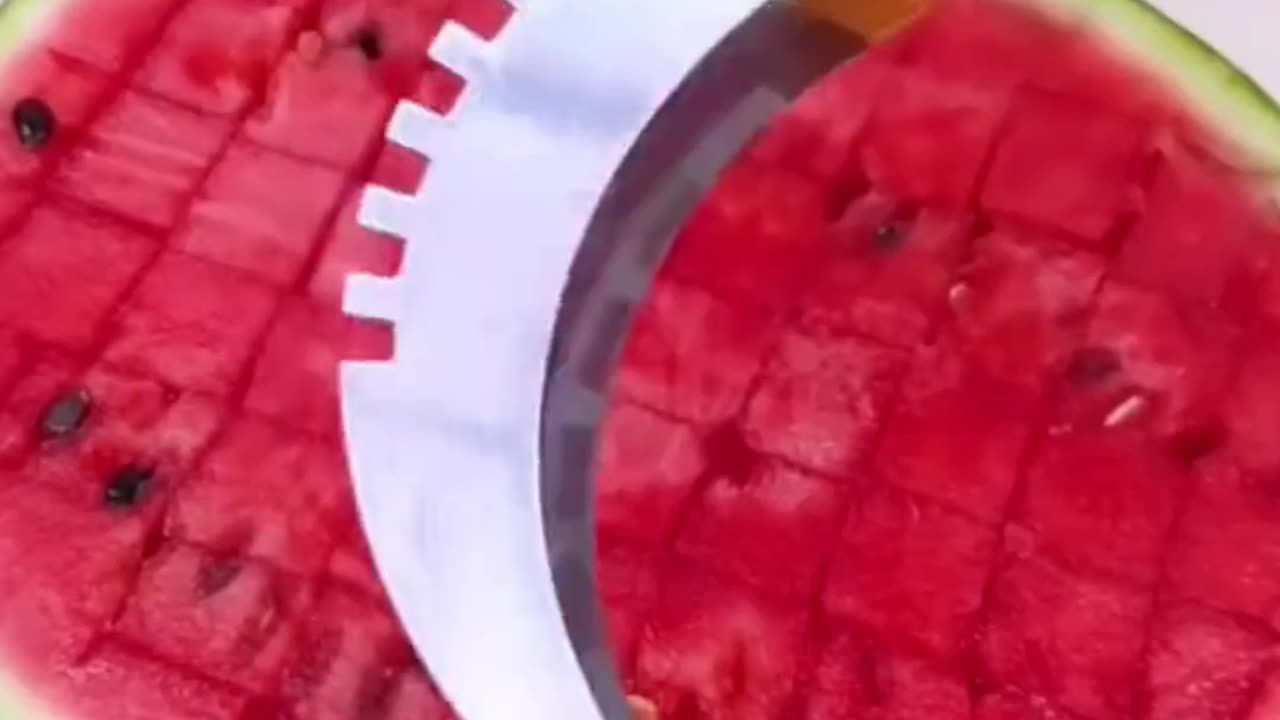 Kitchen gadget for watermelon cutting