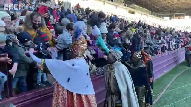 Los Reyes Magos llegan en helicóptero a Logroño (España)