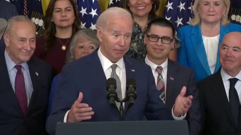 Joe Biden balbetta in modo incontrollabile