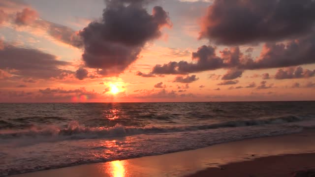 The seaside is also beautiful under the setting sun