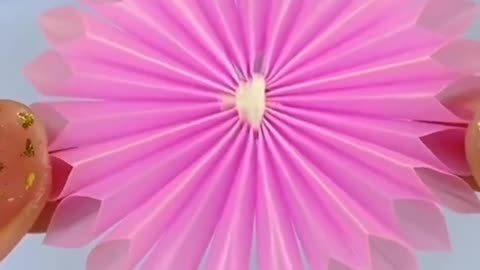 make flowers out of straws😁