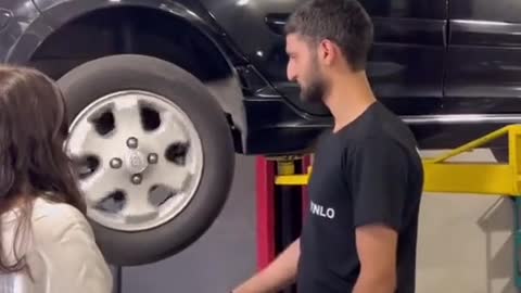 Repair workers check the tire condition. Where did this abnormal noise come from?