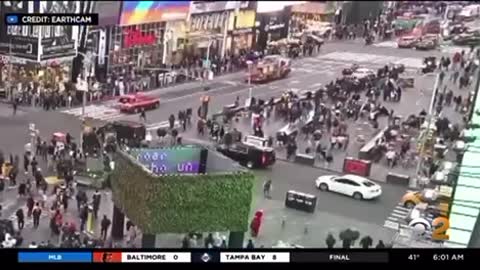 Manhole explosion sends people into panic in Times Square