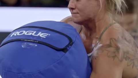 Dani Speegle 250LB Strongman Sandbag to Shoulder | 2022 CrossFit Games