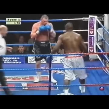 The coach asked to STOP the fight, but the fighter continued to FIGHT with ONE HAND