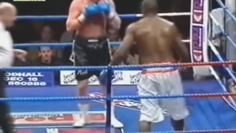 The coach asked to STOP the fight, but the fighter continued to FIGHT with ONE HAND