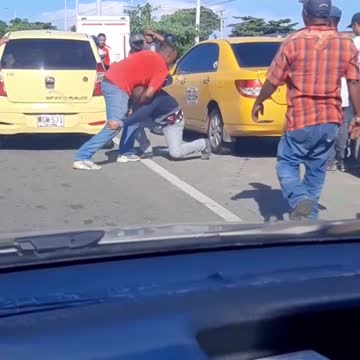 Taxistas pelean en plena vía