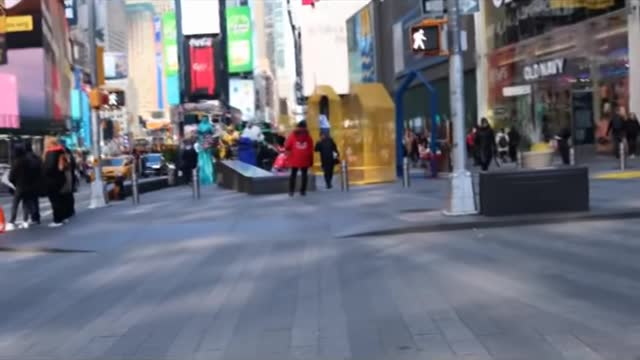 Pregnant woman surprised by mans generosity