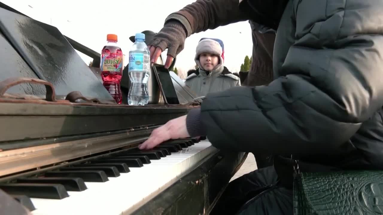 'Piano Man' plays for Ukrainian refugees at Polish border