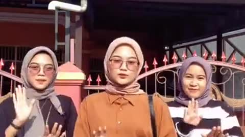 3 Hijab girls dancing