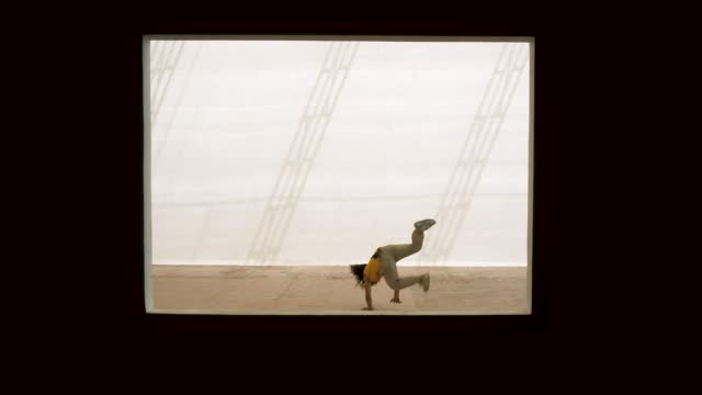 DANCING MAN WITH DIFFERENT MOVES !!!