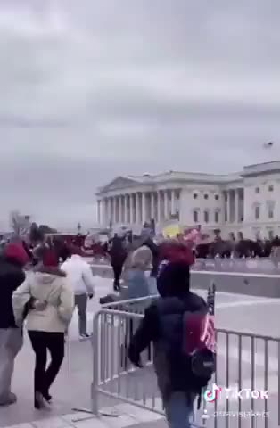 Capitol Police waving people in on Jan 6 th!