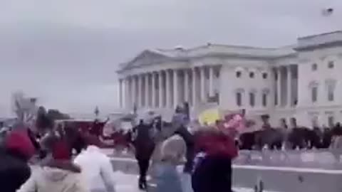 Capitol Police waving people in on Jan 6 th!