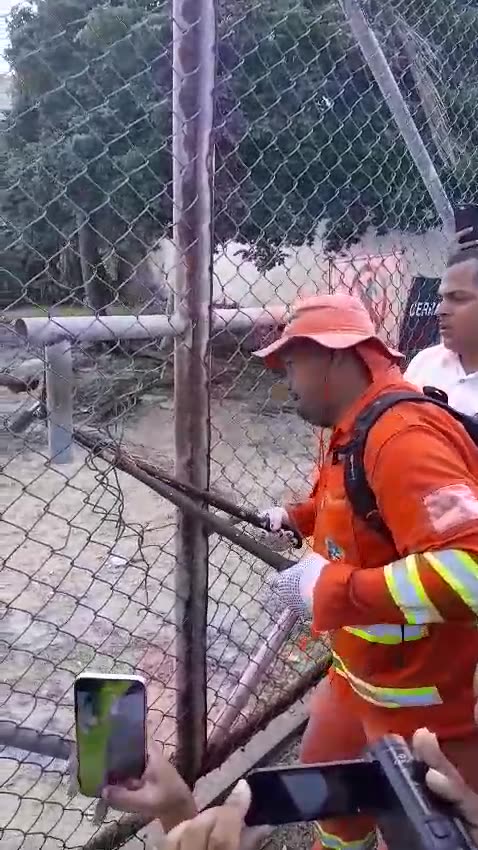 Rompen candado para ingresar a Aquarela