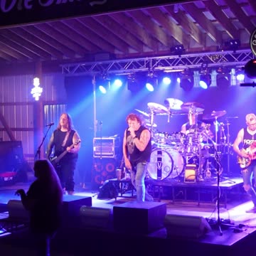 Crankin Yankees band sings Talk Dirty To Me at Kountry Bar in Appleton WI