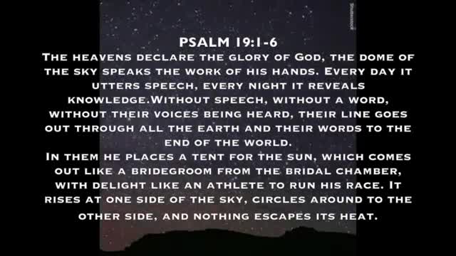 太陽穿過太空並在地球上空盤旋