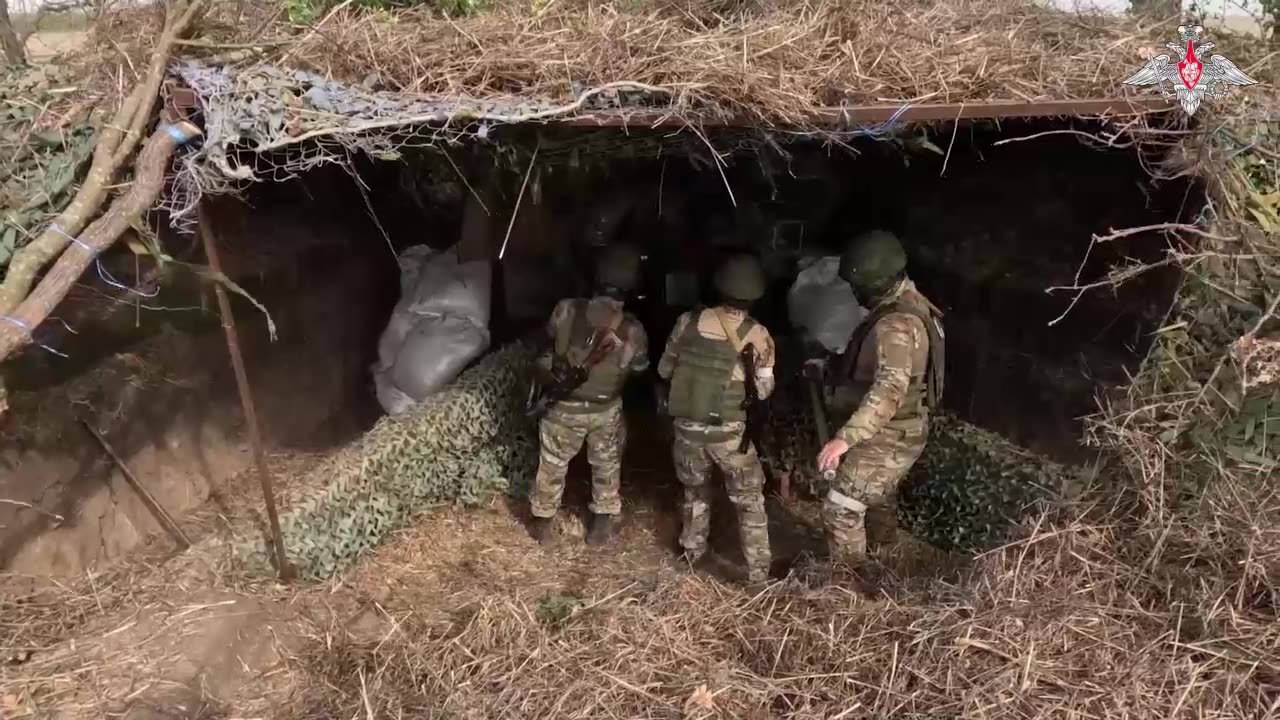 Russian artillerymen shelling Msta-B 152mm howitzers