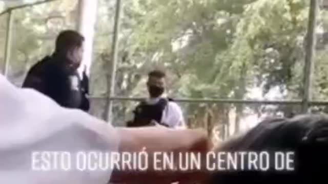 Centro de Vacunación. Observen como se desmaya una persona después de vacunarse.