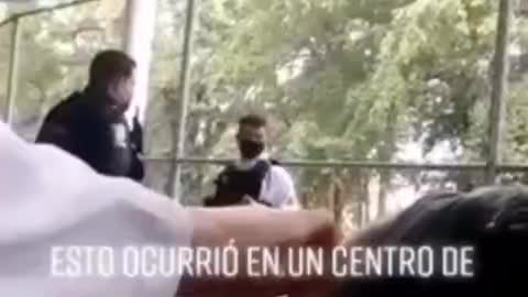 Centro de Vacunación. Observen como se desmaya una persona después de vacunarse.