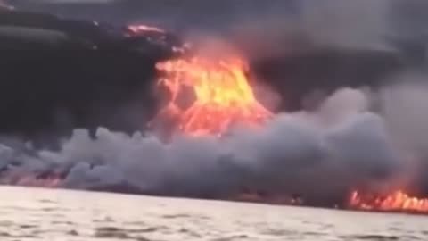 Colada de lava lega al mar