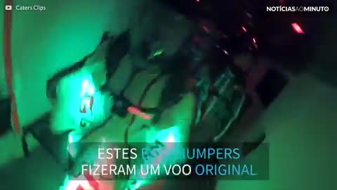 BASE-jumpers usam wingsuits com luzes LED em salto noturno