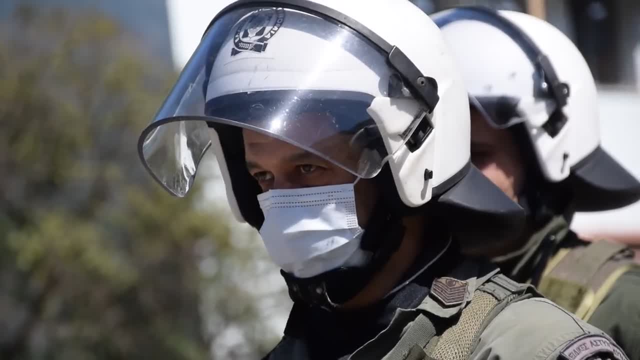 Μυθικός διάλογος φοιτητή με άνδρα των ΜΑΤ: «40 χρονών κεφτές», «Αν έρθω θα τρέχεις ως την παραλία»