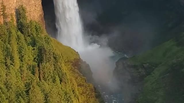 🇨🇦Canada, Helmken Waterfall