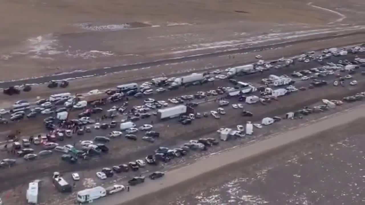 Coutts, tenth consecutive day of the blockade on the US - Canada border. Respect for Canadian truckers, farmers and cowboys