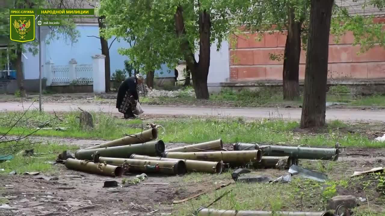 Ukraine war - Ukranian troops threw thousands of ammunition and weapons on the streets