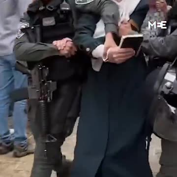 Palestinians assaulted by Israeli forces near AI Aqsa mosque .