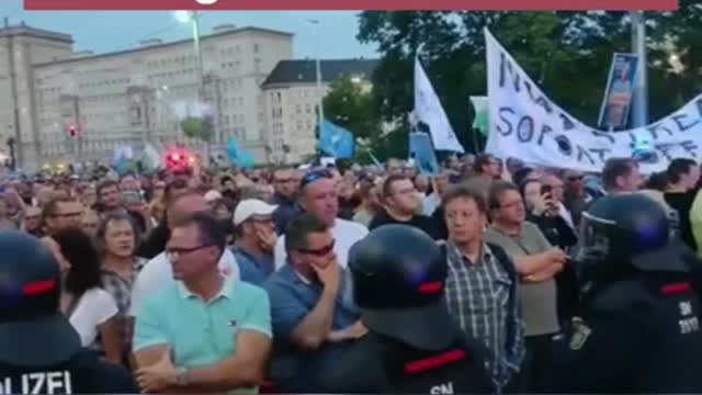 Cold winter approaching, German civilians take to the street against the sanctions imposed on Russia