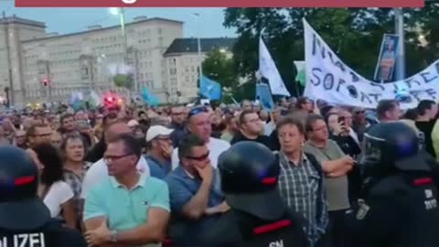 Cold winter approaching, German civilians take to the street against the sanctions imposed on Russia