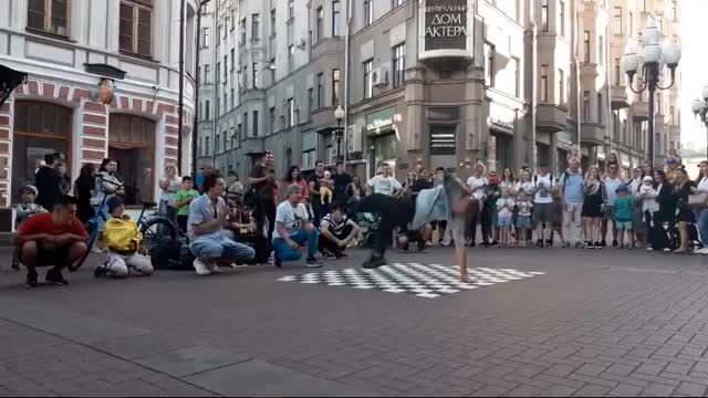 The wonderful street performances, the street dancers.Part 1