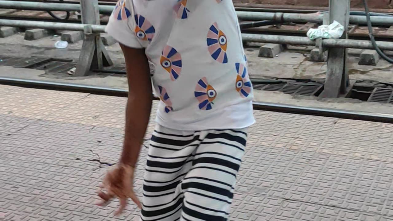Girl Railway platform funny 🤣