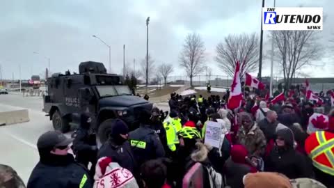 U.S.-Canada bridge reopens after police clear protesters-Newsweeked