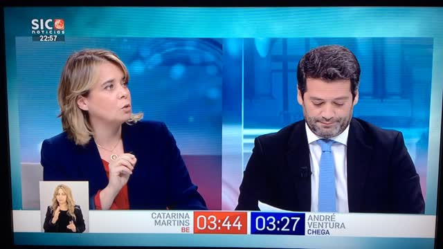 Catarina agarra-se ao Papa Francisco - 1