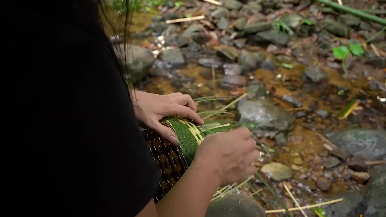 Heavy rain! Knitting Bamboo Baskets and Finding Wild Food- Survival Alone