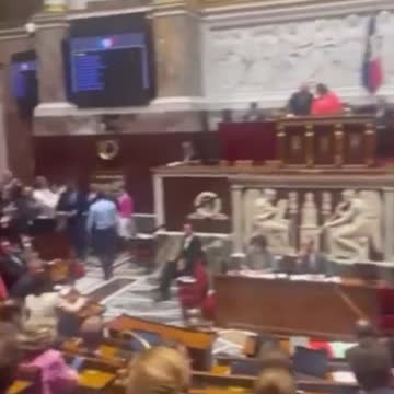 Macronovi poslanci byli v případě covid pasů poraženi společným postupem Mélenchona a Le Penové