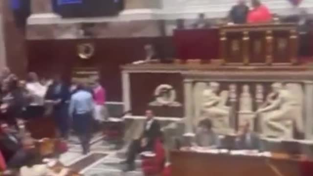 Macronovi poslanci byli v případě covid pasů poraženi společným postupem Mélenchona a Le Penové