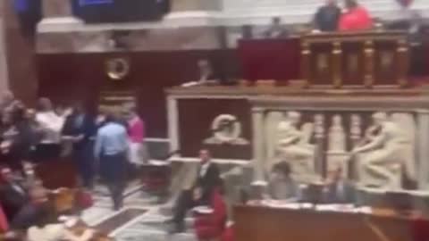 Macronovi poslanci byli v případě covid pasů poraženi společným postupem Mélenchona a Le Penové