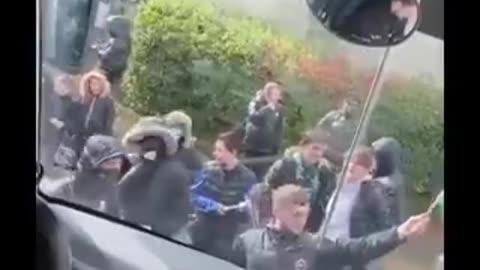 Irish youth attempt to block incoming migrant bus with the support of the entire town