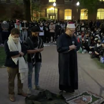 Hundreds of American students submit to Islam taking the knee is natural now