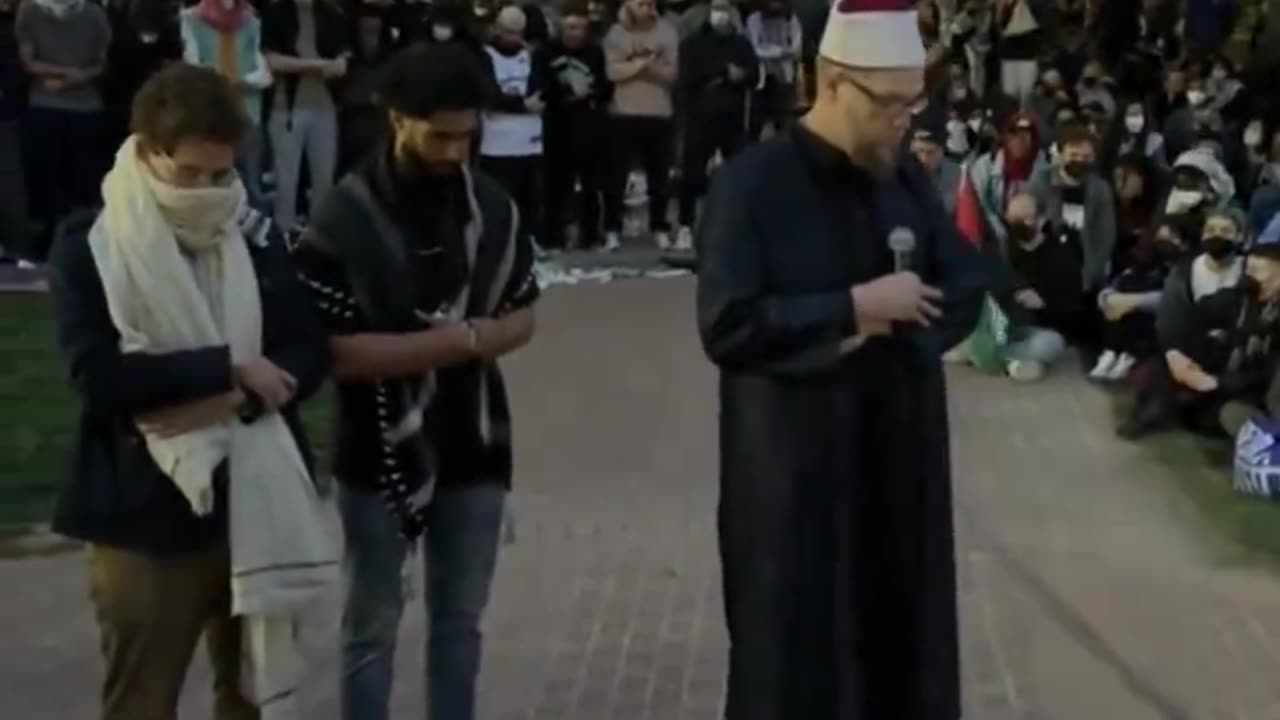 Hundreds of American students submit to Islam taking the knee is natural now