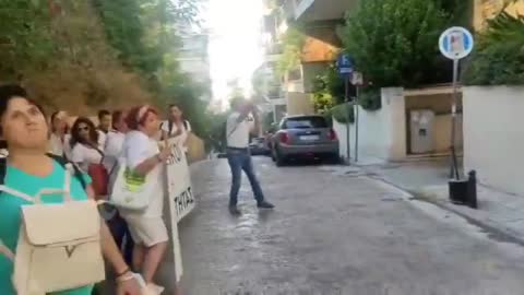 ΕΞΩ ΑΠO ΤΟ ΣΠΙΤΙ ΤΟΥ ΜΗΤΣΟΤΑΚΗ