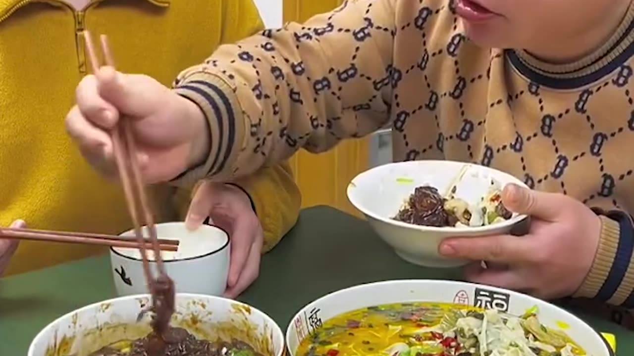 Funny couple eating mukbang top trending 2024